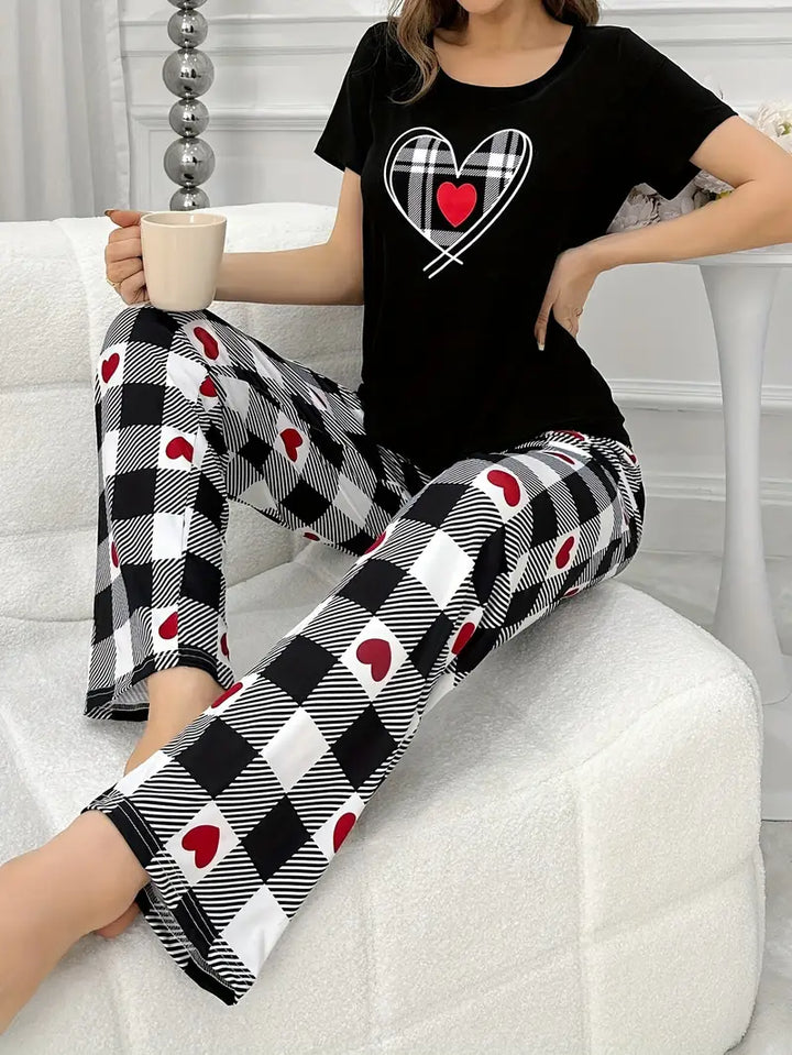 Set de pijamale cu tricou negru și pantaloni în carouri cu inimioare