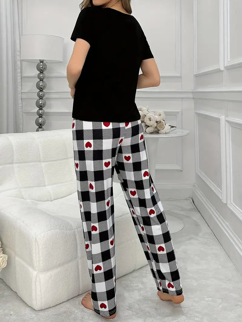Set de pijamale cu tricou negru și pantaloni în carouri cu inimioare
