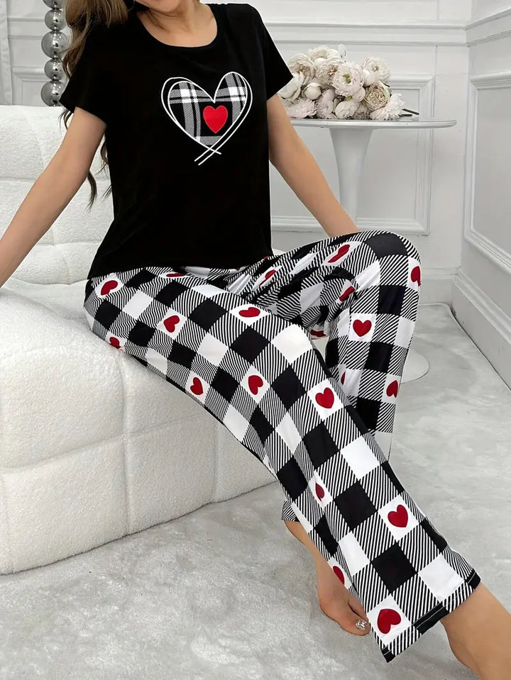 Set de pijamale cu tricou negru și pantaloni în carouri cu inimioare
